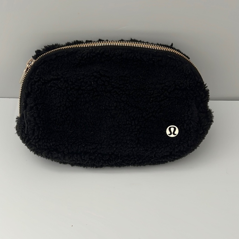 LULULEMON SHERPA FLEECE CROSSBODY